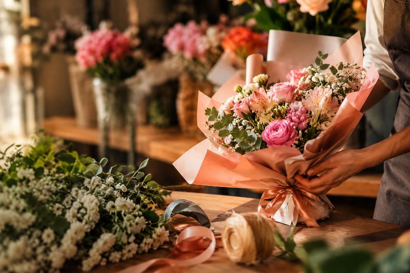 Florista montando um buquê